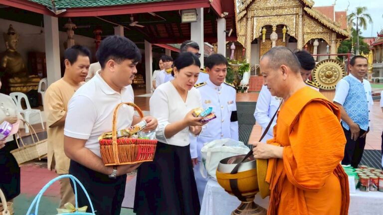 LINE_ALBUM_ตักบาตรวันประสูตพระองค์โสม_260711_7